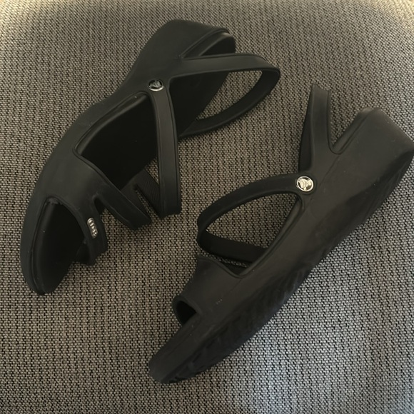 Comfortable Crocs Sandals - Picture 2 of 8